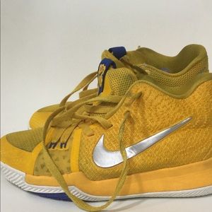 Nike boys Kyrie 3 basketball shoes size 5